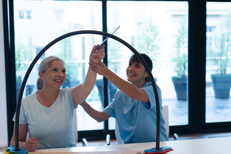 Ejercicios seguros en WeCare guiados por profesionales para un mejor estilo de vida de las personas mayores