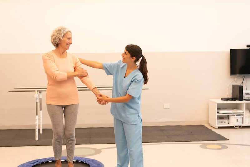 Ejercicios seguros en WeCare guiados por profesionales para un mejor estilo de vida de las personas mayores