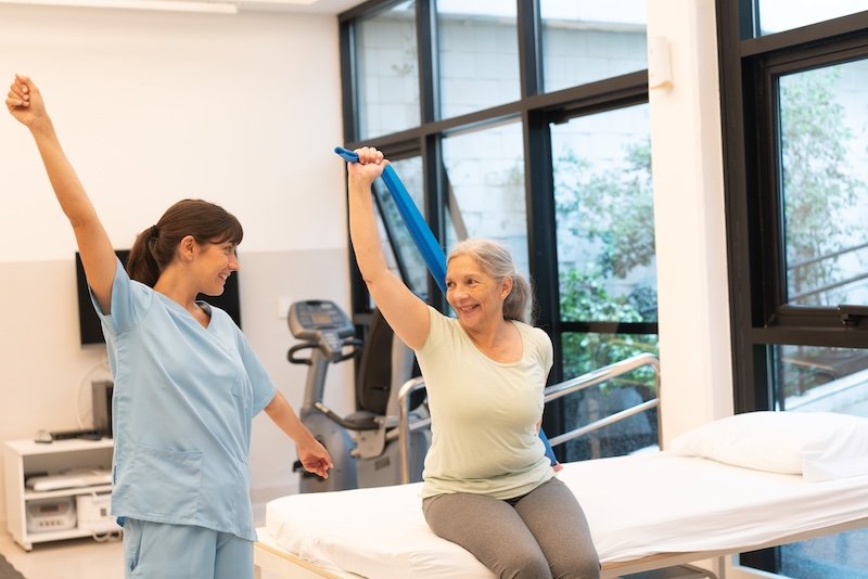 Ejercicios seguros en WeCare guiados por profesionales para un mejor estilo de vida de las personas mayores