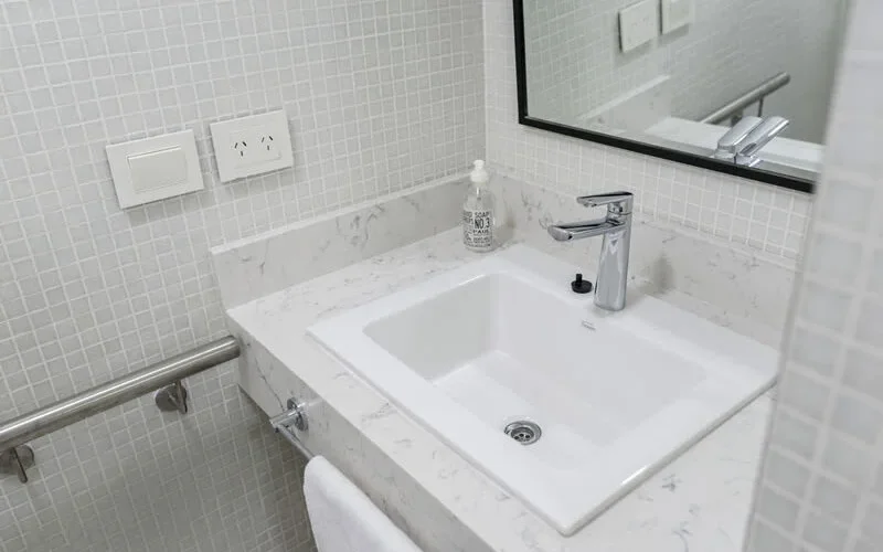 Baños accesibles y la iluminación automatizada facilitan la movilidad diaria.