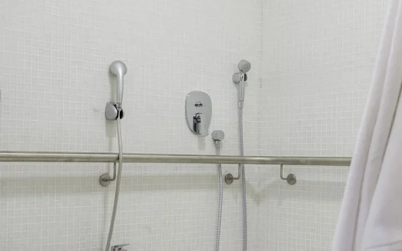 Baños accesibles y la iluminación automatizada facilitan la movilidad diaria.